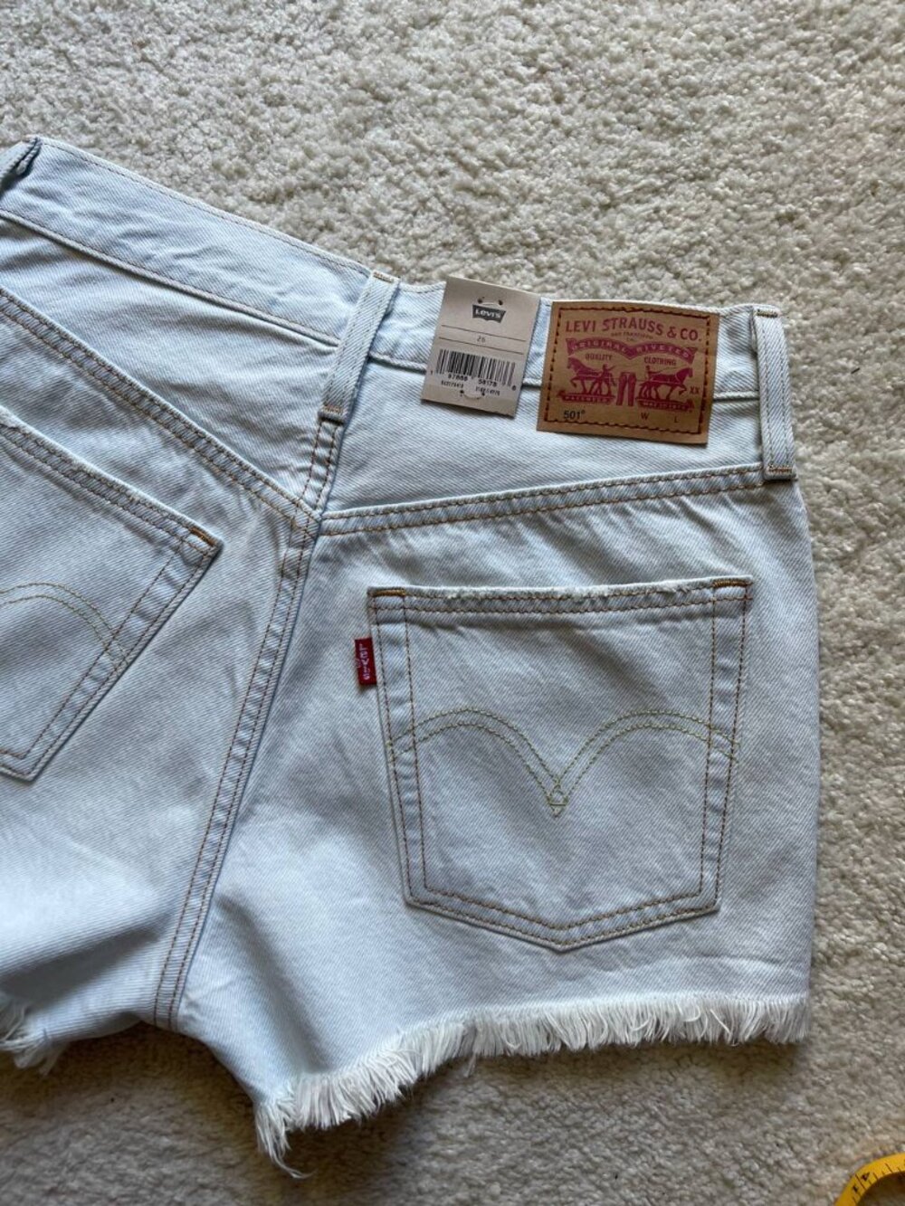 NWT Levi's 501 High Rise Distressed Women’s Denim Shorts Size 26 - Picture 6 of 11